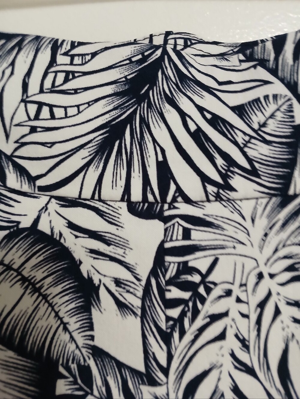 CounterParts Womens Pull On Capris Size 12 Tropical Print Black & White - Picture 3 of 7